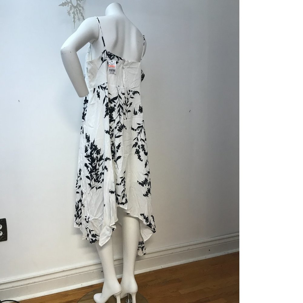 NWT Le Chateau PLUS SIZE Floral Crêpe V-Neck Flowing Black White Summer Dress - Picture 4 of 9